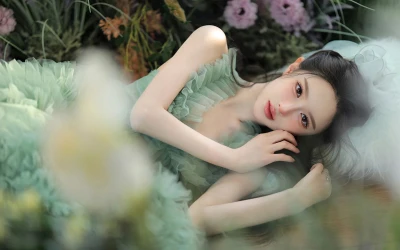 花丛中的绿裙少女 人像摄影 少女 花丛 4K