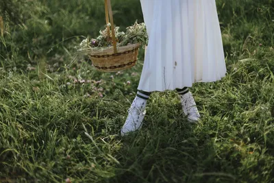 草地上的白色裙子与花 草地 白色裙子 花篮 4K