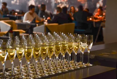 香槟酒杯阵列 餐厅场景 宴会布置 金色液体 4K