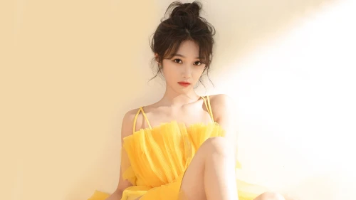 阳光下的黄裙少女 女性 黄色 夏日 4K