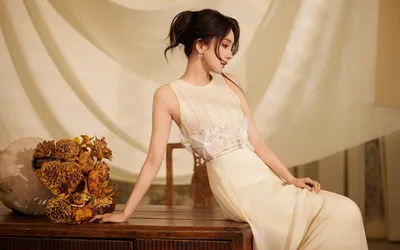 优雅女性的白色礼服 室内场景 优雅风格 白色主题 4K
