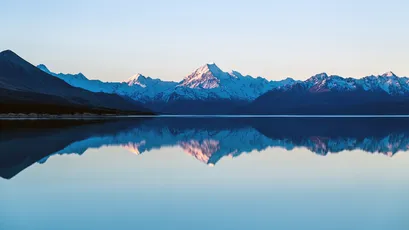 雪山湖镜 雪山 湖面 倒影 2K