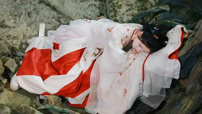 古风美人卧石 古风 汉服 红色 4K
