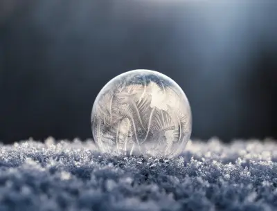 冰晶泡泡静立雪地 冬季 冰晶 雪地 2K