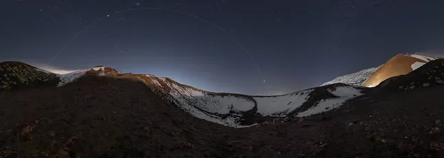 星空下的山峦 夜空 山脉 自然景观 2K