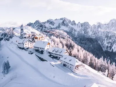 雪山之巅的村庄 雪景 山脉 村庄 4K
