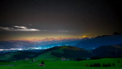 夜幕下的山城 夜晚 山脉 城市灯光 4K