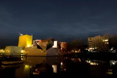 夜晚的现代建筑 夜晚 现代建筑 灯光 4K
