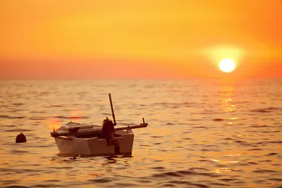 夕阳下的小船 海洋 日落 温暖色调 4K