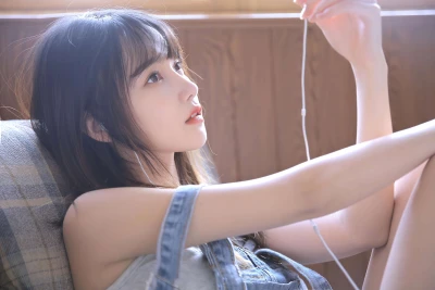 女孩听音乐的温馨场景 室内 休闲 青春 4K