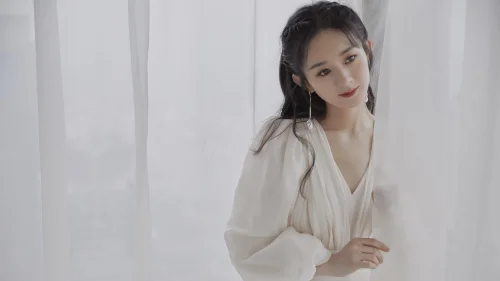 白色窗帘前的优雅女性 室内 简约 白色 4K