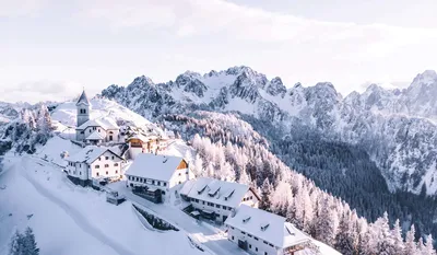 雪岭小镇 雪山 冬季 村庄 4K