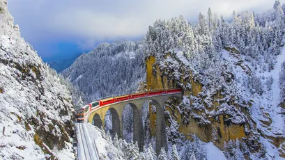 雪景中的红色列车 冬季风景 自然风光 红色火车 4K