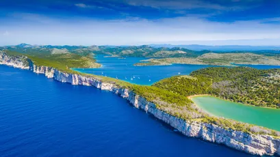 地中海海岸风光 自然景观 蓝色海洋 绿色植被 4K