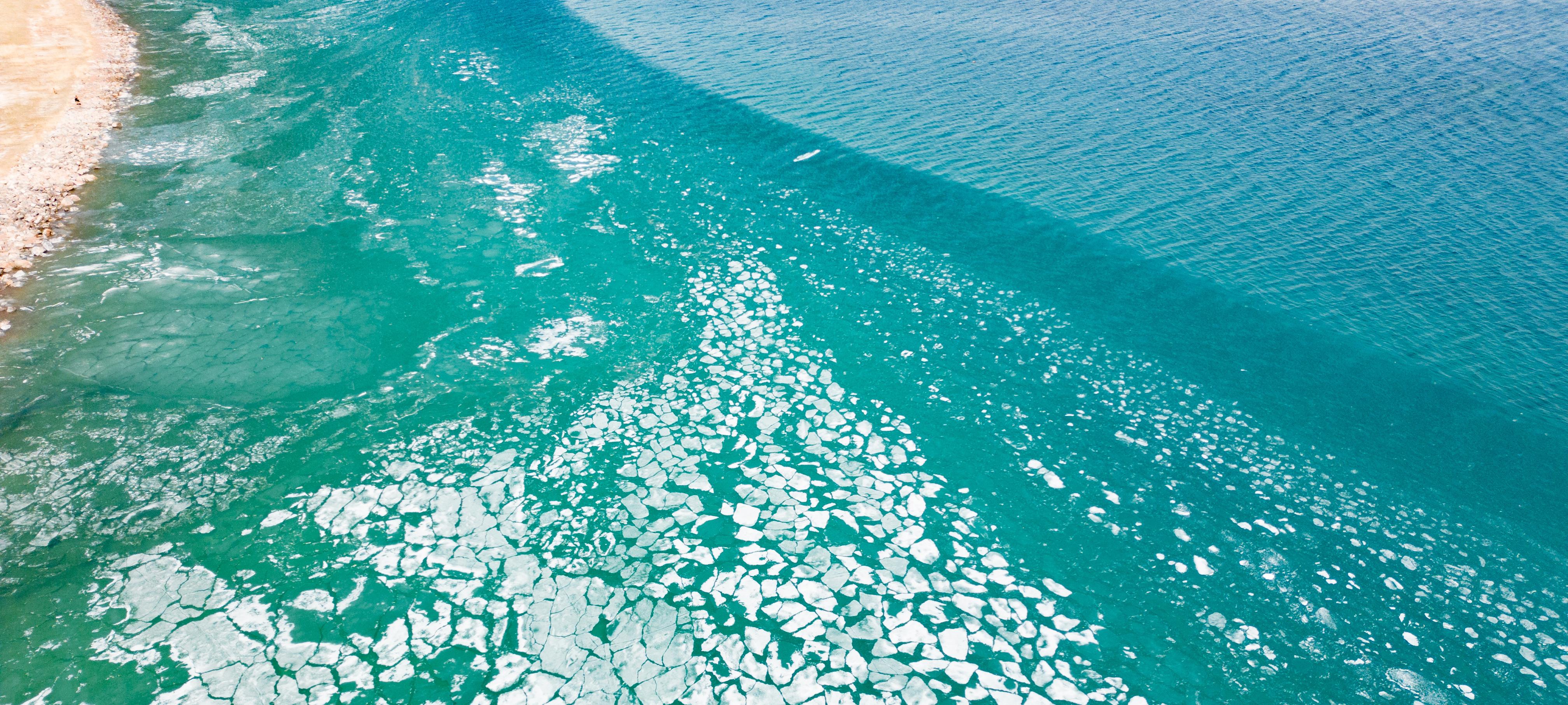碧海中的白色碎冰 航拍 海洋 浮冰 4K