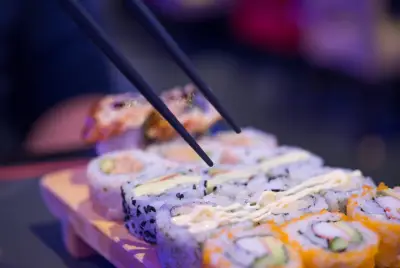 筷子夹起的美味寿司 寿司 美食 特写 4K