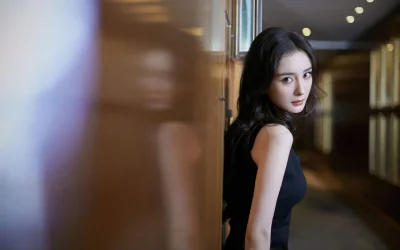 走廊中的优雅侧影 室内 走廊 女性 1080P
