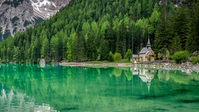 湖畔教堂倒影 自然风光 山水画 绿色 4K