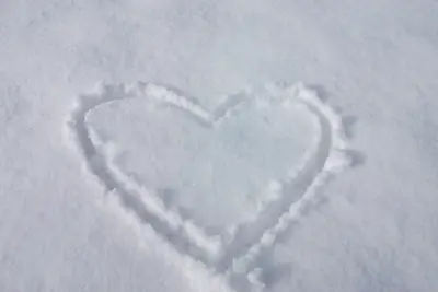 雪地心形印记 雪地 心形 手绘 2K