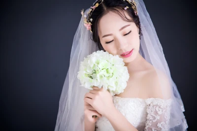 手捧花束的温柔新娘 新娘 婚纱 人像摄影 4K