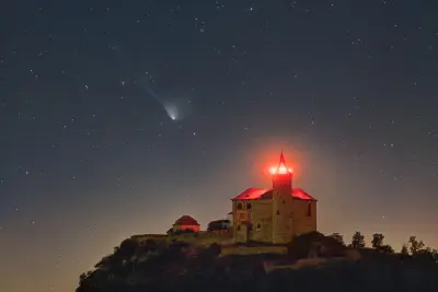 夜空下的灯塔 夜景 星空 红色灯光 SD
