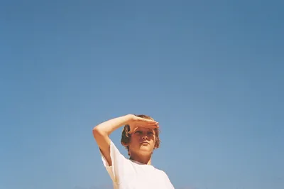 晴朗天空下的男孩 晴天 蓝天 白色T恤 SD