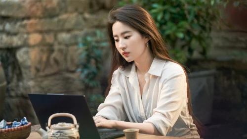 户外专注工作的女性 女性 笔记本电脑 户外办公 4K