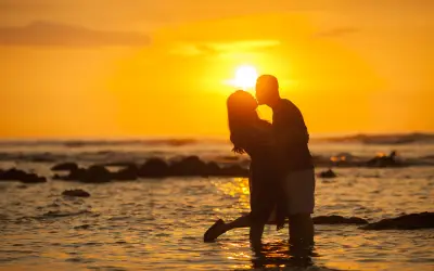 夕阳下的情侣 情侣 夕阳 海滩 4K