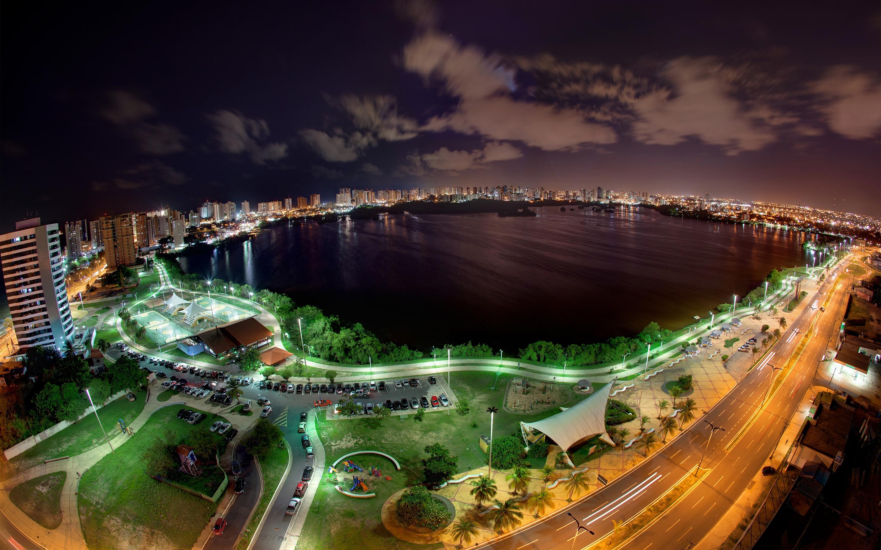 夜幕下的滨水城市 城市夜景 滨水景观 灯光璀璨 2K