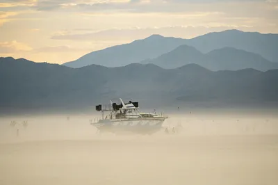 沙漠中的未来建筑 沙漠 科幻风格 黄昏色调 4K