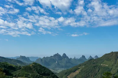 蓝天白云下的山峦 自然风光 山脉 蓝天白云 2K