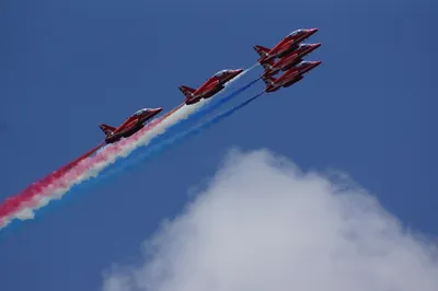 空中编队飞行 飞行表演 红色飞机 蓝天白云 4K