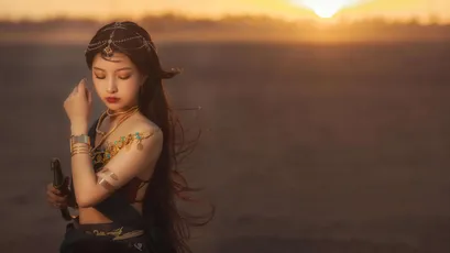 夕阳下的神秘少女 沙漠 日落 复古风格 4K
