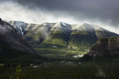 山间雨雾缭绕的壮丽景 自然景观 山脉 雨雾 4K