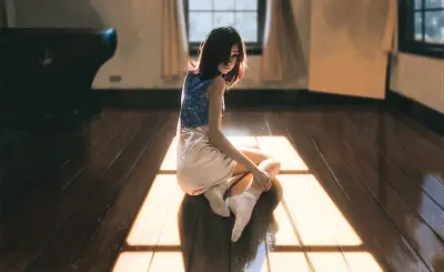 阳光下的静坐女子 室内 光影 暖色调 4K