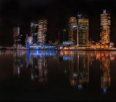 璀璨都市夜景倒影 城市夜景 建筑倒影 摩天大楼 8K