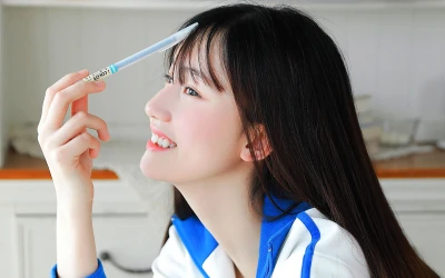 微笑持笔的女孩 青春 校园 蓝色 1080P