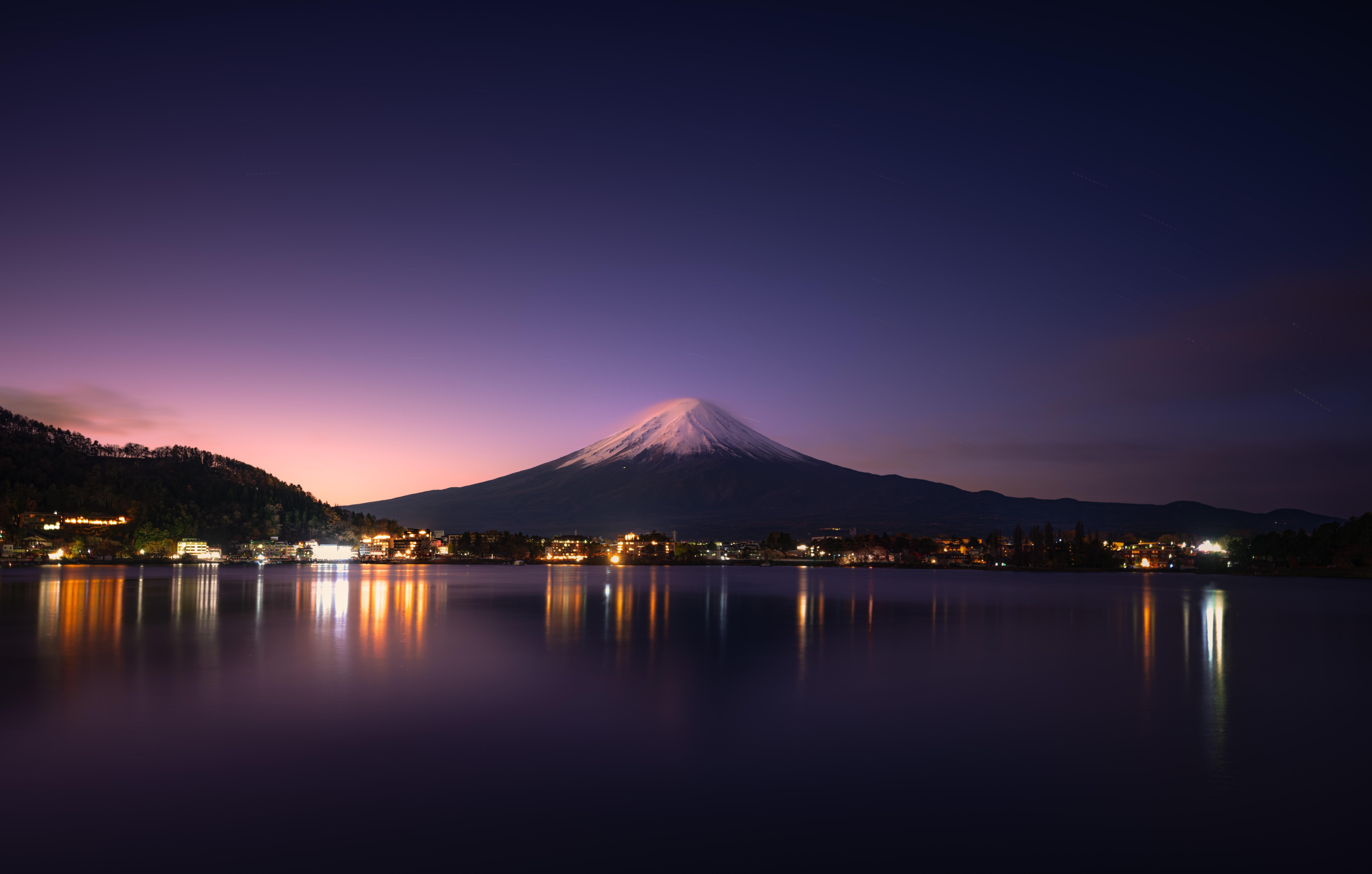 富士山下的静谧湖畔夜 富士山 夜景 湖泊 8K