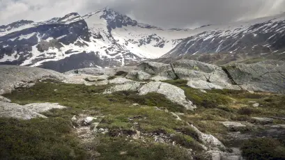 阿尔卑斯山的岩石景观 山脉 岩石 草地 4K