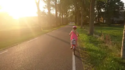 夕阳下的自行车 户外 童年 夕阳 2K