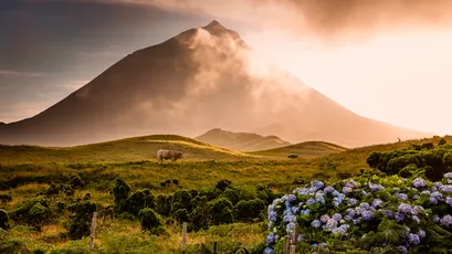 山间晨曦 自然风光 火山景观 温暖色调 4K