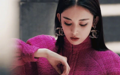紫衣女子凝视 时尚 紫色 饰品 1080P
