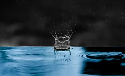 水滴激起水花瞬间 水滴 水花 涟漪 4K