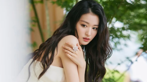 戴钻戒的优雅女子 人像摄影 女性 户外 4K