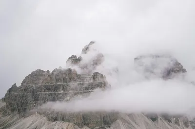 云雾缭绕的山峰 云雾 山峰 自然 4K