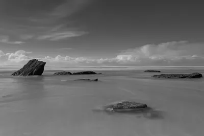 黑白海滩上的岩石 海滩 黑白摄影 自然景观 4K