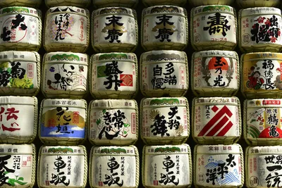 日本清酒罐陈列 日本文化 传统酒类 白色为主 4K