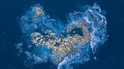 海洋中的岩石岛 自然景观 航拍视角 蓝色调 4K