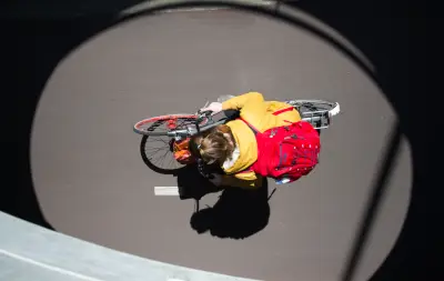桥下骑行的人 骑行 俯拍视角 圆形构图 4K