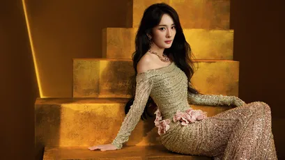金色楼梯上的优雅女性 金色楼梯 优雅女性 时尚 4K